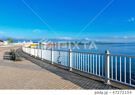 【青森県青森市】早朝の青森ベイエリア、快晴の風景 47272154