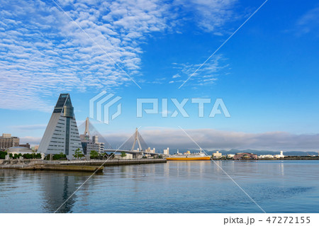 【青森県青森市】早朝の青森ベイエリア、快晴の風景 47272155