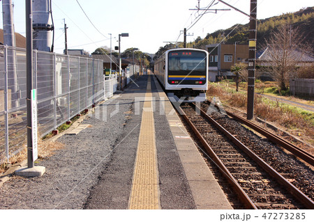 成田線下総橘駅を発車した下り電車(1) 成田線下総橘駅を発車した下り電車(1) 47273285