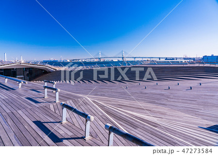 （神奈川県）横浜港大さん橋から眺める・横浜ベイブリッジ 47273584