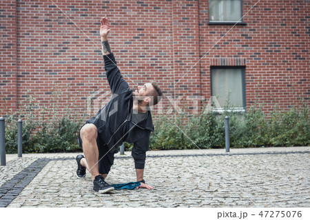 Stretching in a city enviroment. Outdoor training. 47275076