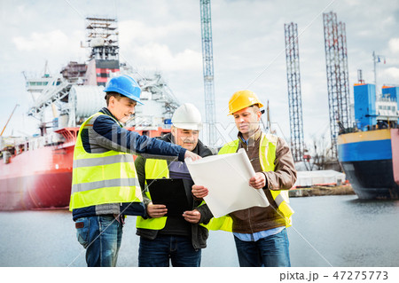 Shipbuilding engineers introducing new solution in a shipyard 47275773