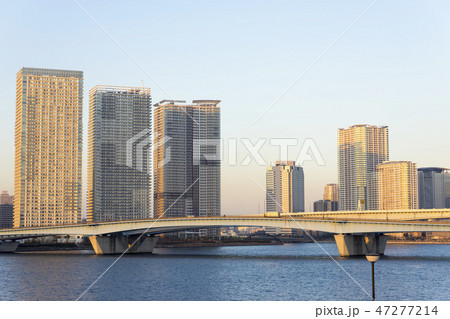 夕暮れ時の豊洲大橋と高層マンションの風景　東京ベイエリア 47277214
