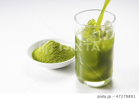 ガラスのコップに青汁を注ぎ入れる 47279891