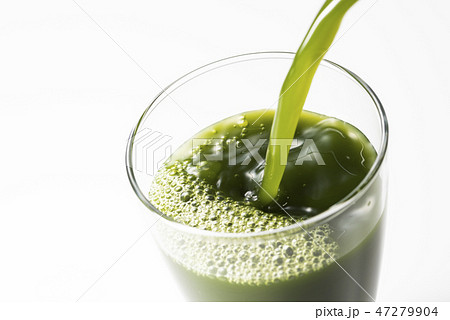青汁をグラスに注ぐ 47279904