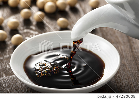 醤油を小皿に注ぎ入れる 47280009