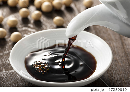 醤油を小皿に注ぎ入れる 47280010