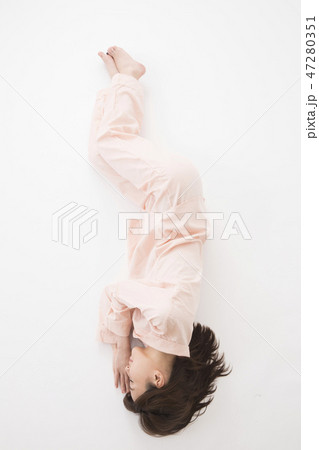 眠る若い女性 眠る若い女性 47280351