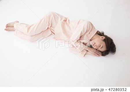 眠る若い女性 47280352