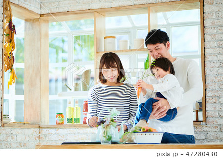 家族 キッチン 家事 家族 キッチン 家事 47280430