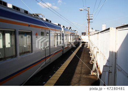 電車が見えるホーム06 47280481
