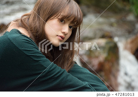 川のそばの女性 47281013