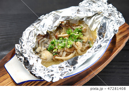牡蠣とシメジのホイル焼き 47281408
