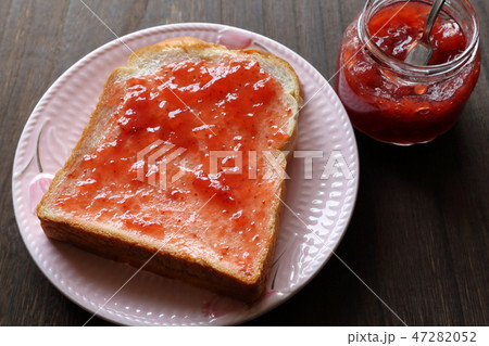 食パン(イチゴジャム) 食パン(イチゴジャム) 47282052