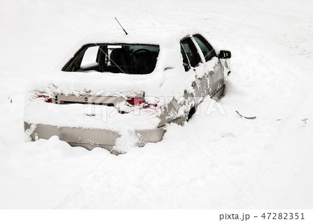 car is destroyed in the snow  47282351