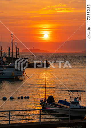 漁港の夕日と江の島(神奈川県　葉山町) 47283286