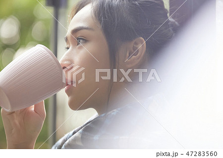 女性　リラックス 47283560