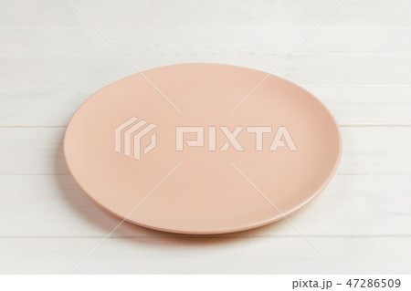 Perspective view Empty rose matte dish for dinner  47286509