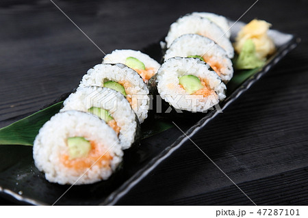 サーモンきゅうり海苔巻き 47287101