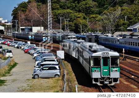 牟岐線（徳島・阿波富田間）を走る普通列車（1200形） 47287410