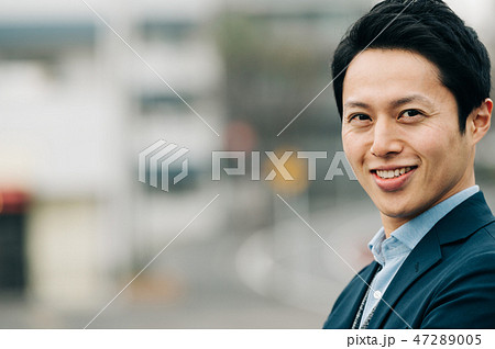 屋外に立つ若い日本人男性 屋外に立つ若い日本人男性 47289005