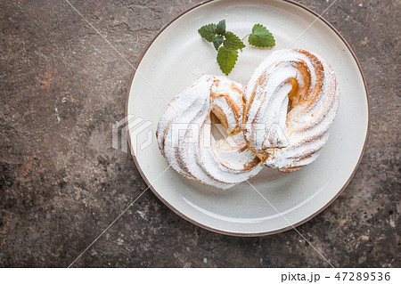 Custard cakes rings 47289536
