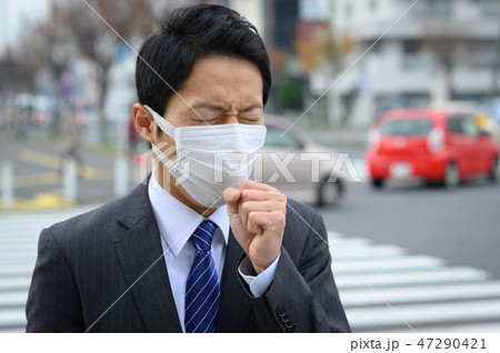 マスクをした若いビジネスマン 屋外 日本人男性 マスクをした若いビジネスマン 屋外 日本人男性 47290421