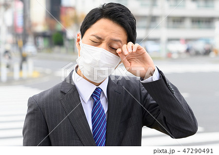 マスクをした若いビジネスマン 屋外 花粉症 47290491