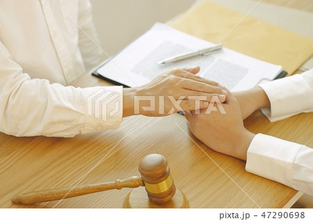lawyer advises shaking hands. 47290698