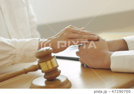 lawyer advises shaking hands. 47290700