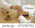 lawyer advises shaking hands. 47290702