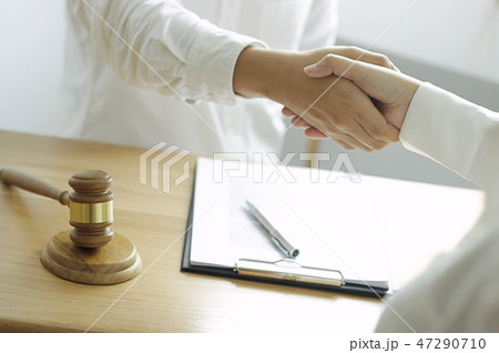 lawyer advises shaking hands. 47290710
