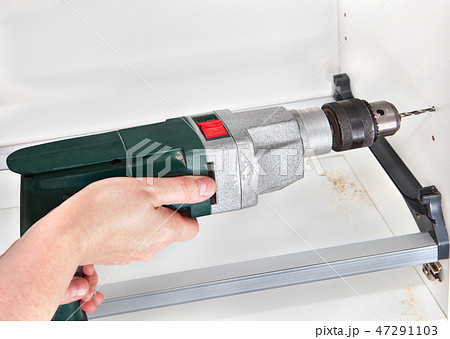 Installing kitchen cupboard for drying plates 47291103