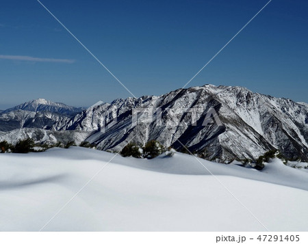 聖岳山頂より赤石岳、晴天の雪山 聖岳山頂より赤石岳、晴天の雪山 47291405