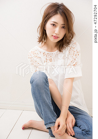 座る女性 47292704