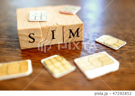 SIMカードと「SIM」の文字ブロック SIMカードと「SIM」の文字ブロック 47292852