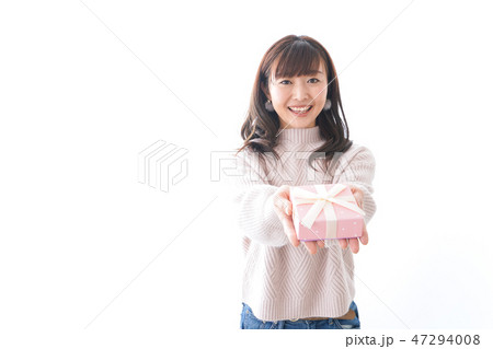 プレゼントを渡す女性 47294008