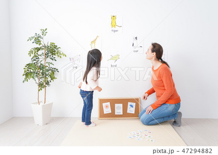 ネイティブと英語を勉強する子供 ネイティブと英語を勉強する子供 47294882