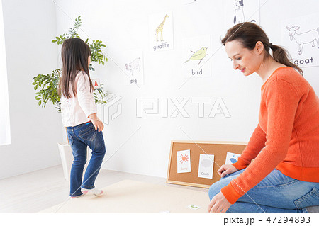 ネイティブと英語を勉強する子供 ネイティブと英語を勉強する子供 47294893