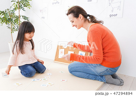 ネイティブと英語を勉強する子供 ネイティブと英語を勉強する子供 47294894