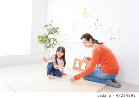 ネイティブと英語を勉強する子供 ネイティブと英語を勉強する子供 47294895