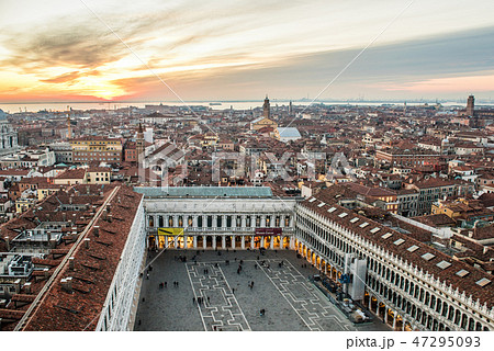ヴェネツィア サン・マルコ広場の鐘楼からのヴェネツィア市街の夕景 ヴェネツィア サン・マルコ広場の鐘楼からのヴェネツィア市街の夕景 47295093