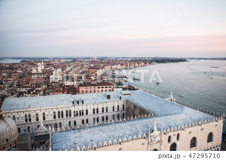 ヴェネツィア　サン・マルコ広場の鐘楼から臨む市街地とサン・マルコ運河 47295710
