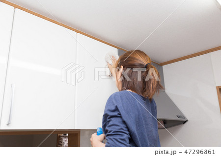 大そうじ（キッチンの吊戸棚） 47296861