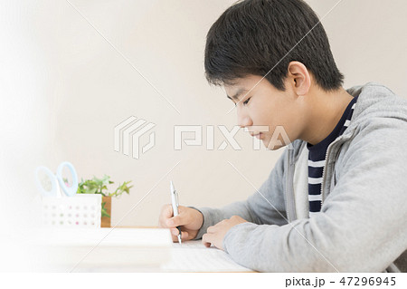 勉強する男の子 47296945