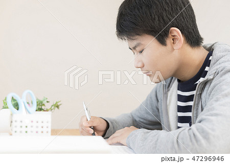 勉強する男の子 勉強する男の子 47296946