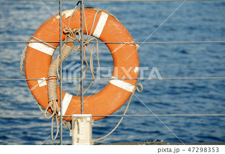 港の岸に掛けられた救命浮き輪 47298353