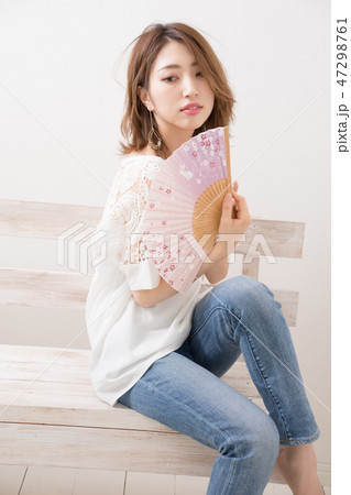 扇子を持つ女性 47298761
