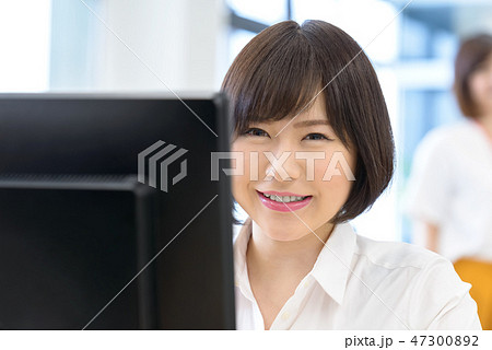 オフィス　デスクワーク 47300892