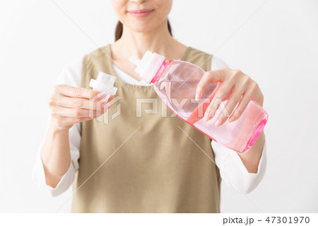 洗濯洗剤を持つ女性 洗濯洗剤を持つ女性 47301970